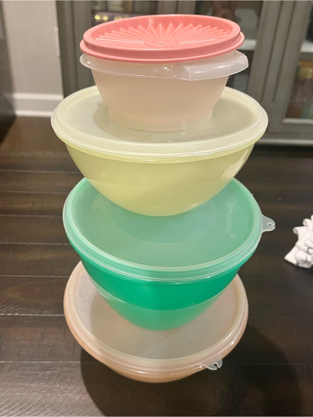 Set of 4 Vintage Tupperware Bowls with lids